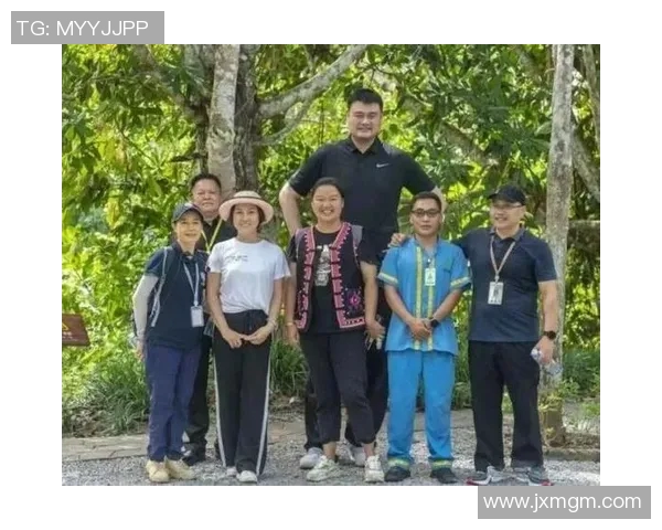 姚明与安倍亲密合影展现中日友好关系新篇章